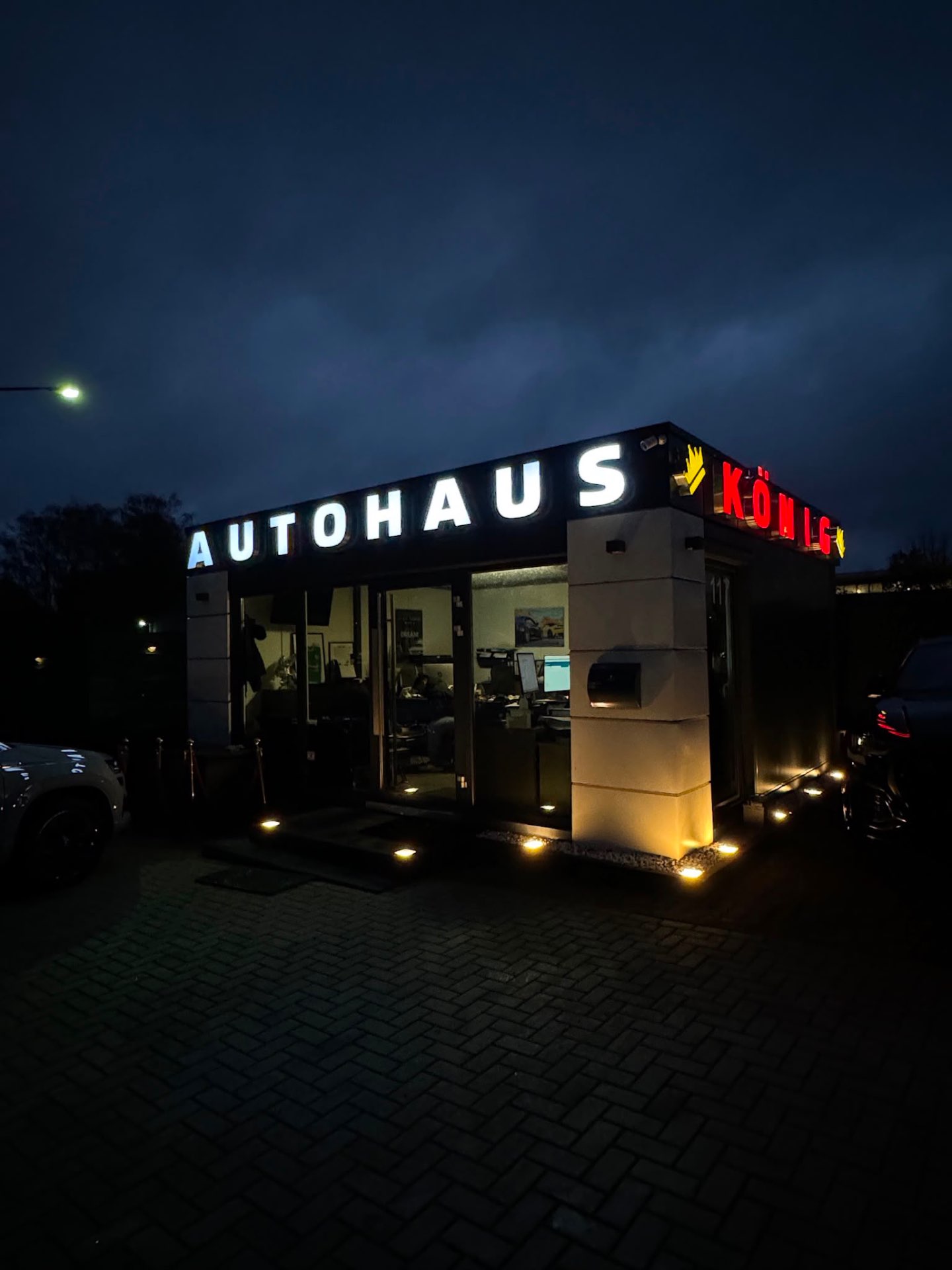 Autohaus König Salzgitter — Showroom bei Nacht
